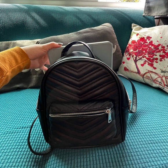 H&M mini backpack in black with adjustable straps - Picture 5 of 5